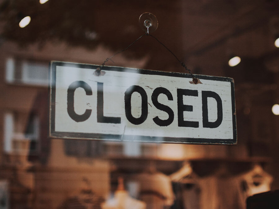 Ein Ladengeschäft mit dem Schild "closed".