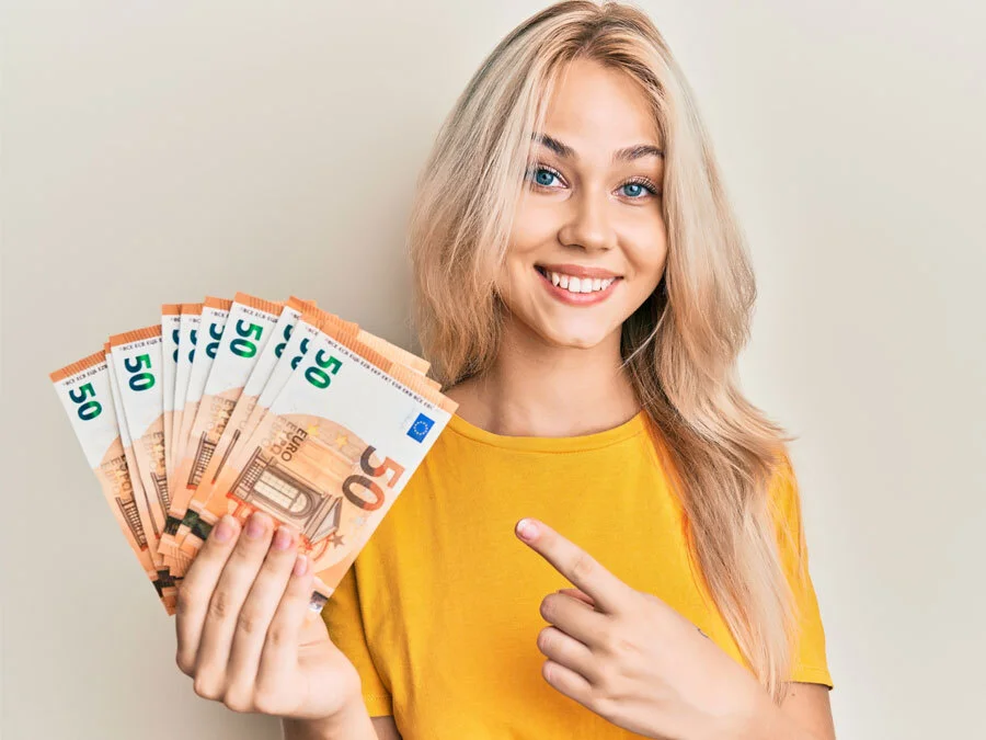 Eine blonde Frau mit gelben T-Shirt hält Geldscheine in der Hand.